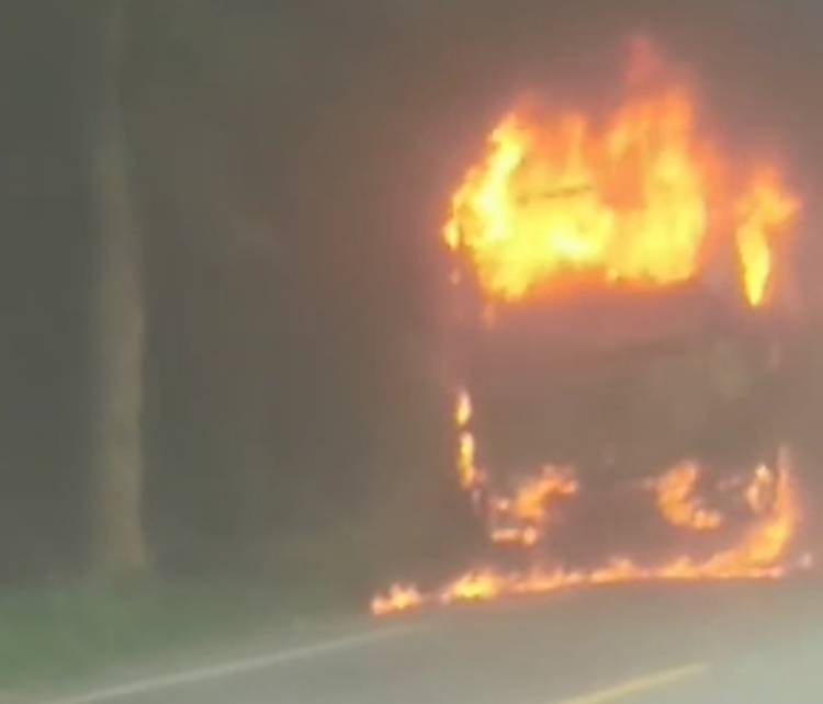 Bus Paradep Terbakar, Penumpang Histeris