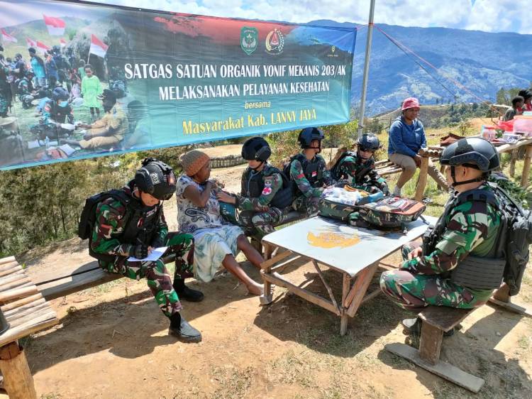 Satgas Yonif Mekanis 203/AK Adakan Kegiatan Sosial di Pasar Popome