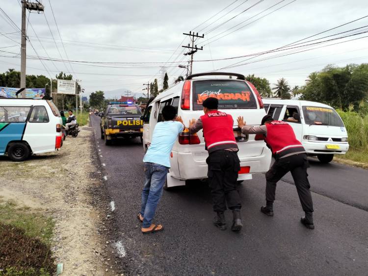Polisi Bantu Dorong Angkot Mogok