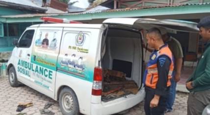 Mobil Ambulance Bergambar Ketua DPRD Asahan Serta Pejabat Negara Angkut Besi Curian