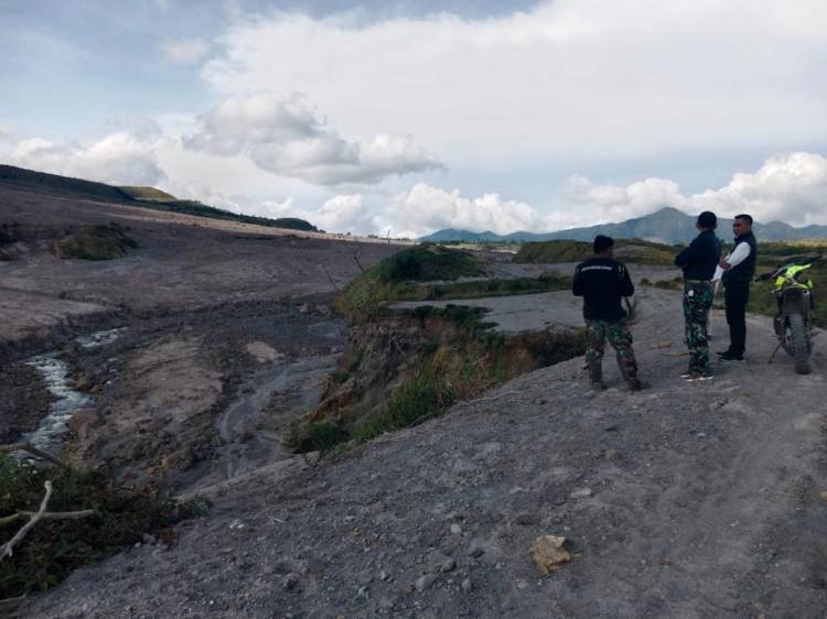 Cek Kondisi Gunung Sinabung, Dansatgas Letkol Inf Benny Angga Gelar Patroli Ke Zona Merah