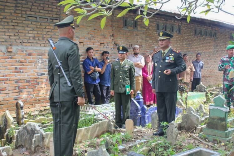 Dandim Pimpin Upacara Persemayaman dan Pemakaman Secara Militer Jenazah Almarhum  Peltu Hendriyanto anggota Kodim 0201/Medan