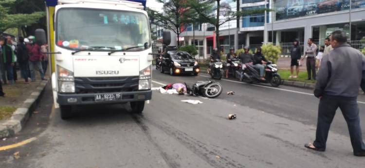 Wanita Pengendara Motor Tewas Ditabrak Truk