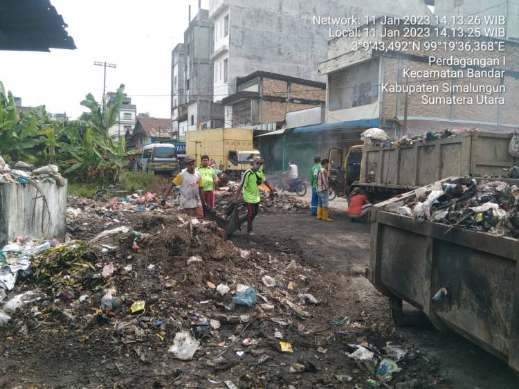 Camat Bandar Kerahkan Tiga Dump Truck Bersihkan Tumpukan Sampah di Jalan Sandang Pangan