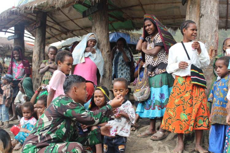 Cara Satgas Yonif Mekanis 203/AK Semakin Dekat Dengan Masyarakat Desa Tima