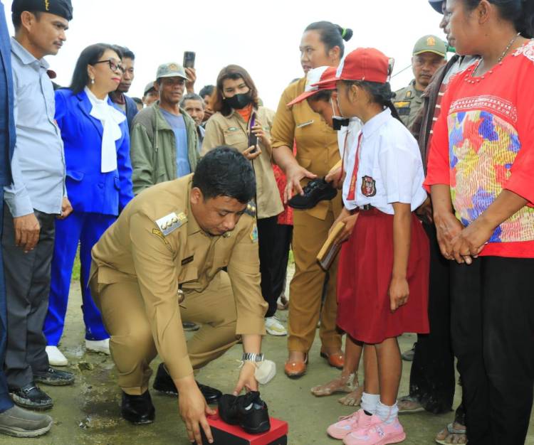 Bupati Samosir Serahkan Bantuan Pendidikan, Pertanian dan BPJS Gratis