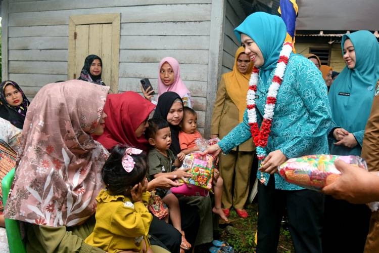 Tinjau Posyandu di Tapsel,   Pj Gubernur dan Pj Ketua TP PKK Sumut Ajak Masyarakat Tetap Rajin ke Posyandu
