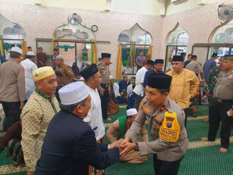 Kapolsek Patumbak Dampingi Waka Polda Sumut Safari Subuh