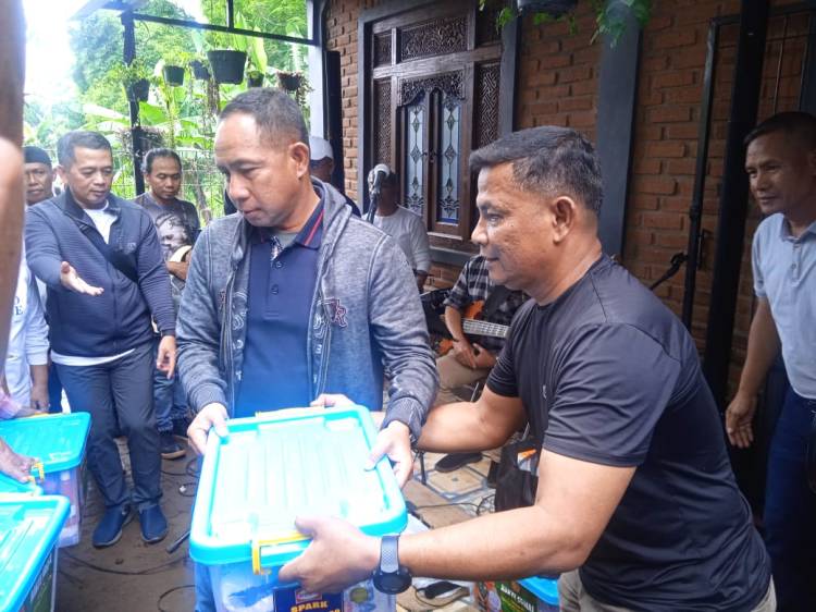 Panglima TNI Bagikan 300 Paket Sembako Untuk Pesantren dan Masyarakat