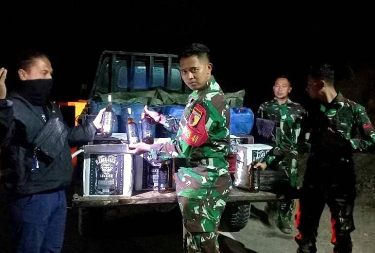Satgas Pamtas Yonarhanud 8/MBC Gagalkan UpayaPenyelundupan Miras Ilegal di Nunukan