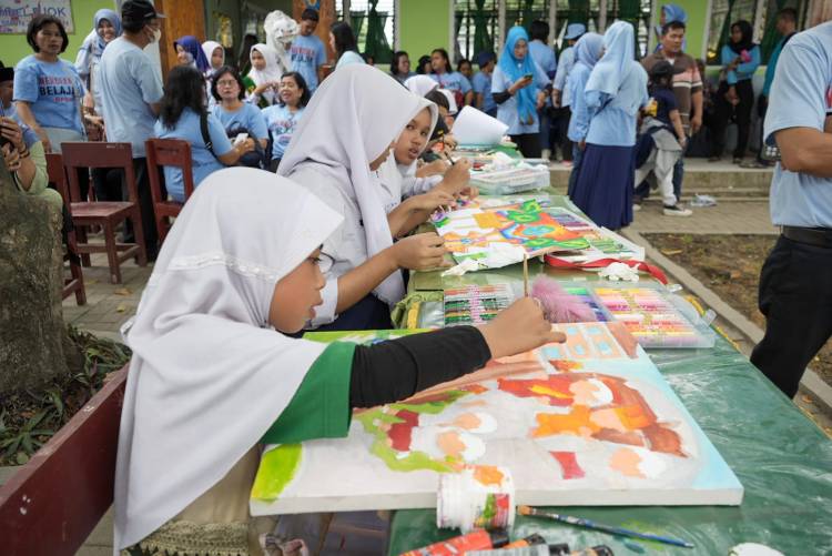 Bobby Nasution Terima Penghargaan Pelopor Peduli Lingkungan Hidup dari Plant and Care for Peace Finlandia