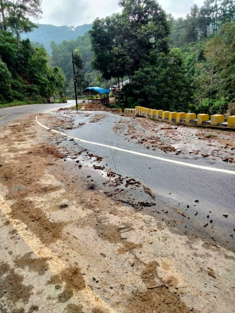 Warga Sekitar Bukit 12 Muara Sipongi Minta Dinas PU Bersihkan Jalan Berlumpur