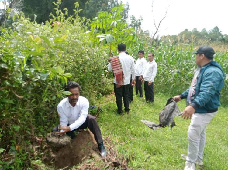 KPPS Tanam Pohon Usai Dilantik dan Disumpah