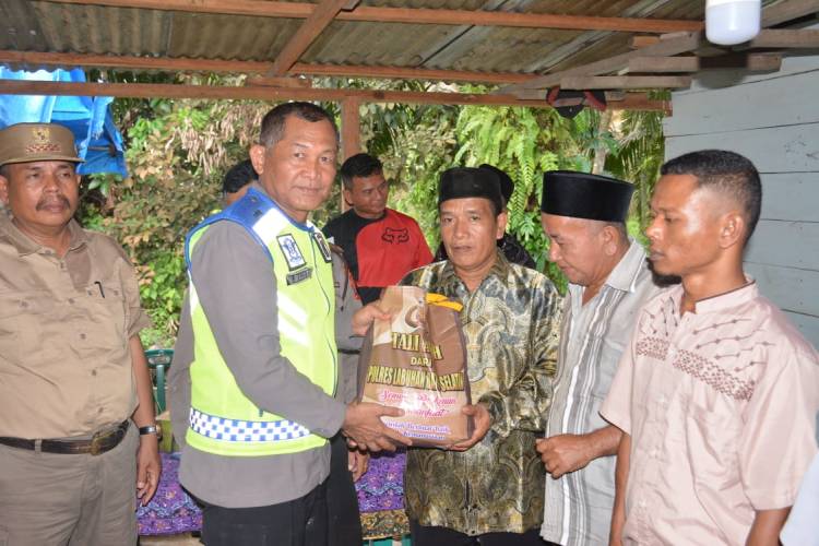 Melintasi Anak Sungai Kapolres Labusel Kunjungi Perbatasan Deteksi Guankamtibmas Jelang Pemilu 2024