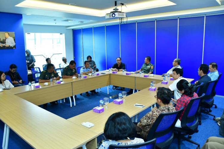 Membangun Kolaborasi Positif, Kapuspen TNI Kunjungi Kompas Gramedia