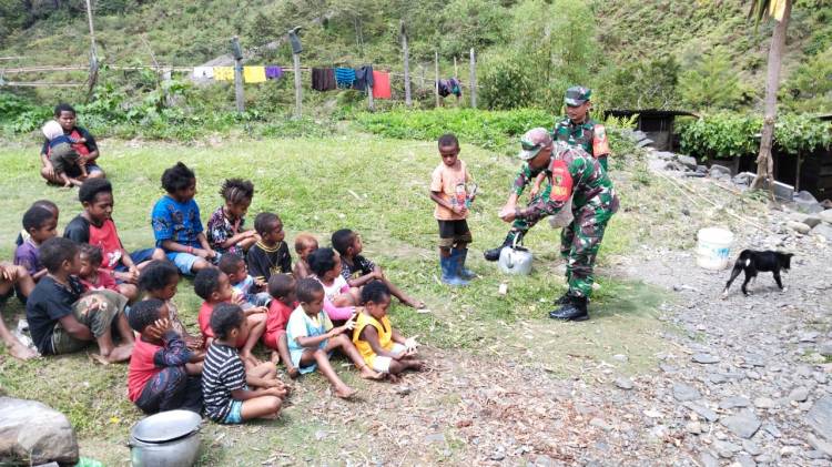 Babinsa Koramil 1714-01/Mulia Ajarkan Mencuci Tangan Yang Bersih Kepada Anak-Anak