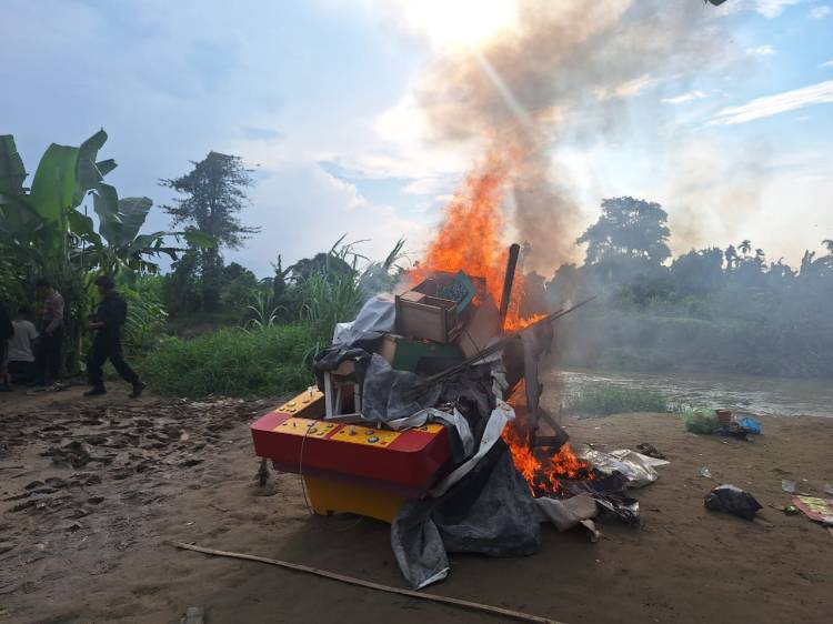Polda Sumut Ratakan Gubuk Narkoba di Sunggal Kapolda : Siapapun Terlibat Ditindak Tegas