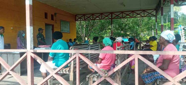 Babinsa Koramil 1710-01/Kokonao Dampingi Nakes Pada Kegiatan  Pemeriksaan Kesehatan Warga Binaan