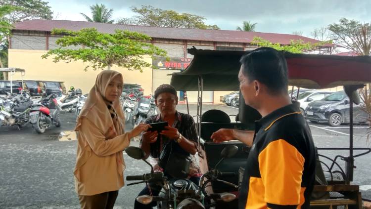 Tukang Becak Korban Pencurian Menangis Haru Usai HP Dikembalikan Pihak Kepolisian