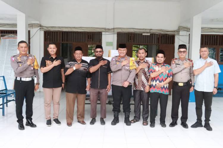Polres Simalungun Gelar Silaturahmi dan Salurkan Paket Sembako ke Pesantren Al Baroqah