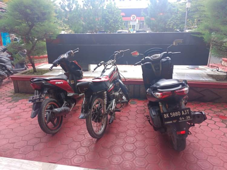 Polda Sumut Bekuk 3 Pelaku Curat dan Perantara Penadah Sepeda Motor Curian