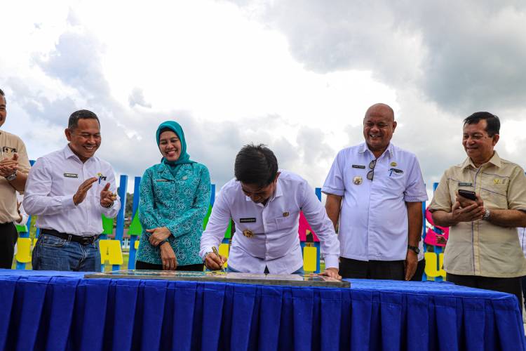 Resmikan Alun-alun Nias Utara, Pejabat Gubernur Sumut Harap Bisa Jadi Sentra Ekonomi Baru
