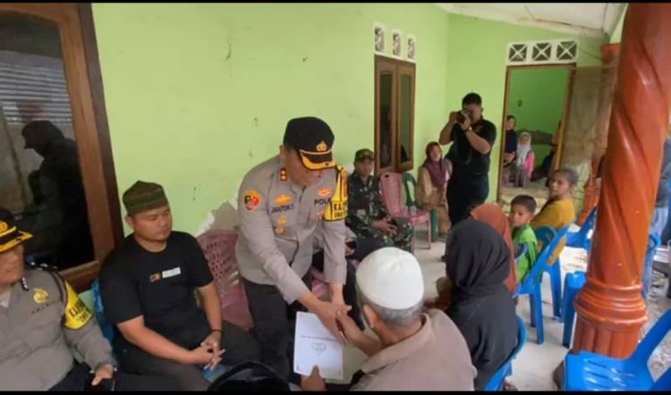 Kapolres Pelabuhan Belawan Melayat ke Rumah Duka Sampaikan Belasungkawa dan Mohon Maaf