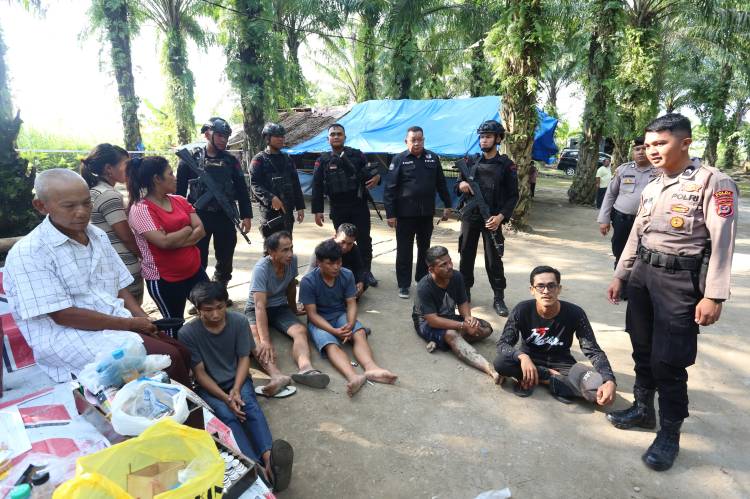 Polda Sumut Ratakan Gubuk Narkoba dan Judi di Kutalimbaru