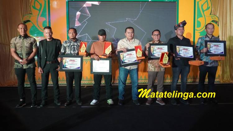 Yong Ganas Anugerahi Syah Afandin Tokoh Peduli Sosial