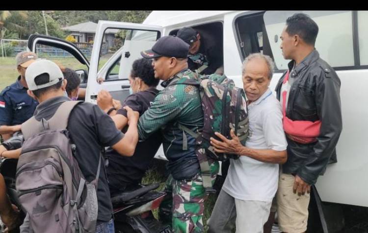 Kapuspen TNI : TNI Dirikan Tenda Kesehatan dan Dapur Umum Bantu Korban Erupsi Gunung Lewotobi NTT