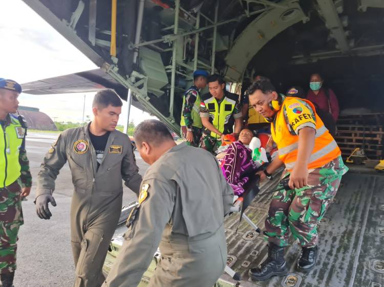Prajurit TNI AU Evakuasi Masyarakat Dalam Kondisi Kritis di Wamena