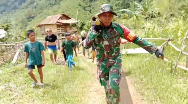 Babinsa Koramil 1404-04/Malunda Bantu Evakuasi Warga Dengan Ditandu Sejauh 10 Km