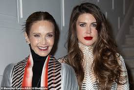 Berpose di Paris Fashion Week dan Kemiripan Mereka Sungguh Luar Biasa