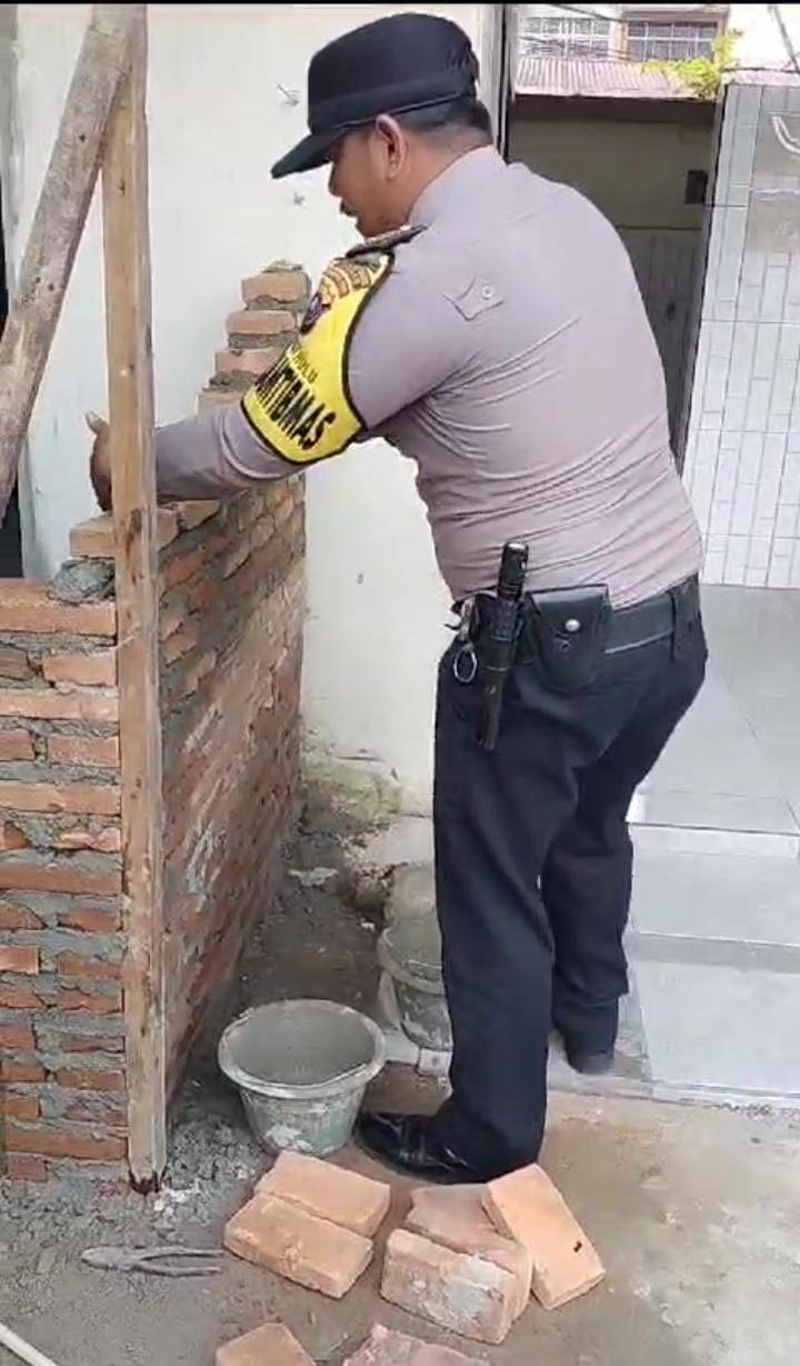 Bhabinkamtibmas Polsek Medan Baru Bripka Johannes Purba SH Bantu Bangun Rumah Warga