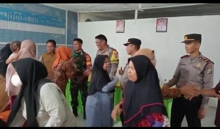 Kapolsek Perbaungan Bantu Warga Desa Adolina