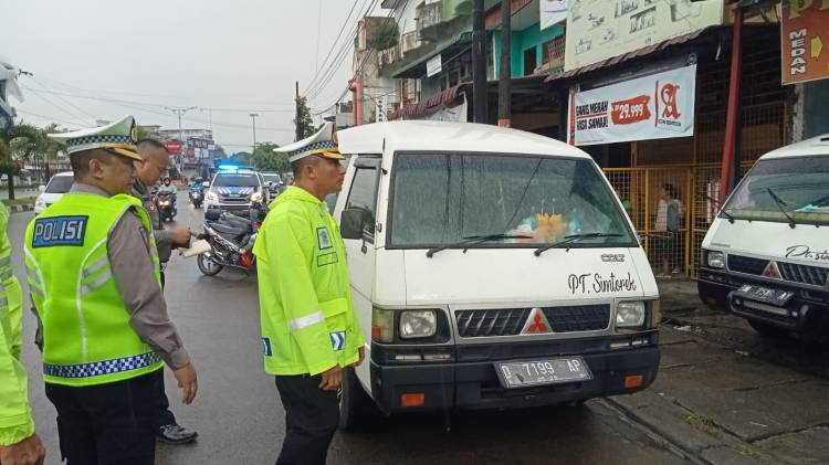 Sejumlah Angkutan Umum Mangkal di SM Raja Ditilang Polda Sumut akan Dirikan Pos Pengawasan