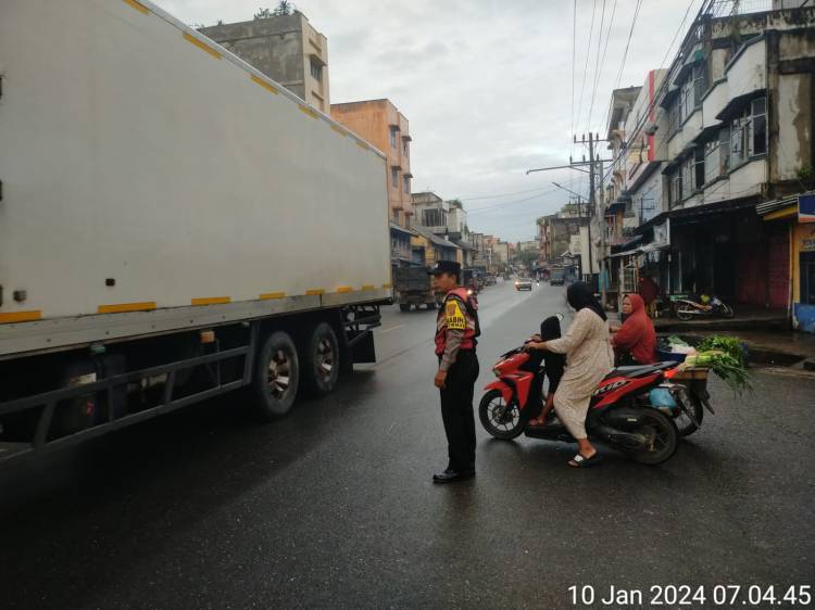Polsek Kota Pinang Lakukan Strong Point dan Gatur Lalin Pagi