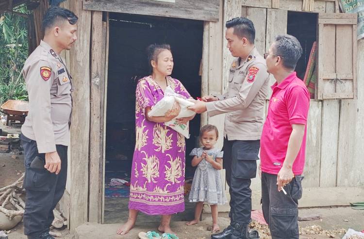 Polsek Kotarih Pastikan Kamtibmas Kondusif, Bantu Warga Kurang Mampu