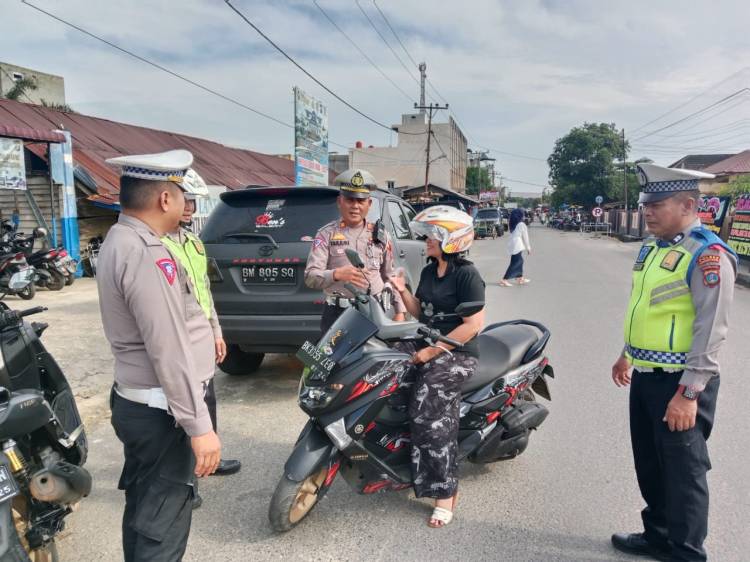 Tingkatkan Kesadaran Patuh Berlalu Lintas , Polres Labusel Bagikan Helm ke Pemotor di Jalinsum