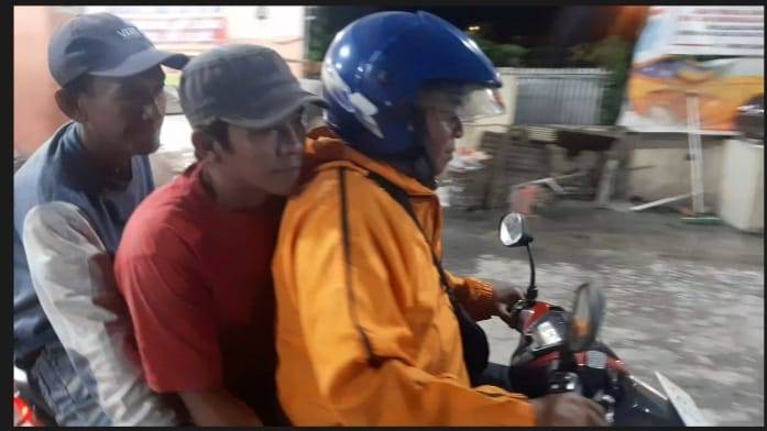 Warga Tangkap Dua Pria Mencuri HP Milik Pekerja DoorSmeer