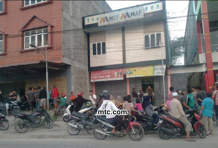 Massa Kompak Kejar Debt Collector Yang Hendak Rampas Sepeda Motor