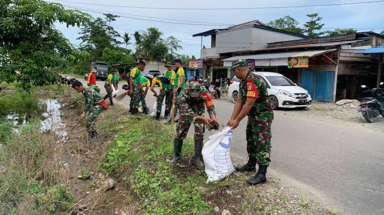 Danramil Kuala Kencana Kerahkan Anggotanya Bantu Warga Bersihkan Lingkungan