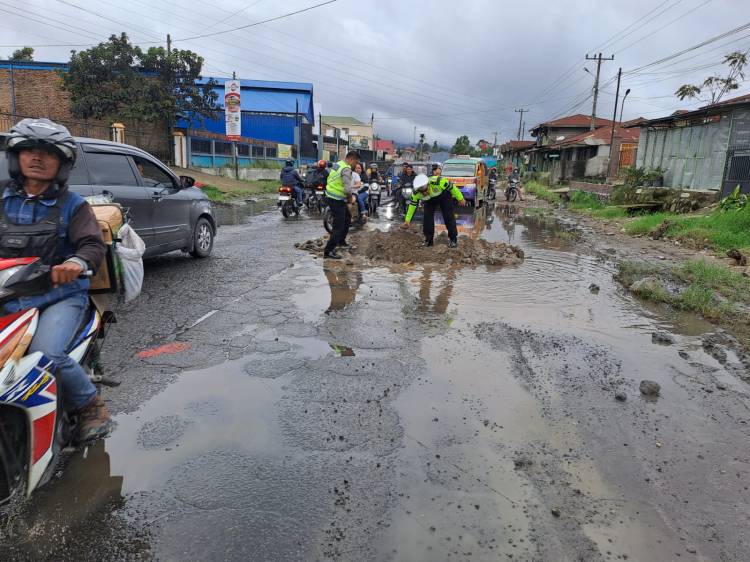 Satlantas Polres Tanah Karo Timbun Jalan Berlobang Sekitar Hotel Switpakar Berastagi