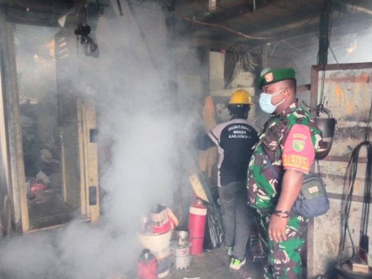 Matikan Bibit Malaria, Babinsa Koramil 1710-02 /Timika Dampingi Petugas Kesehatan Dalam Kegiatan Penyemprotan Pestisida