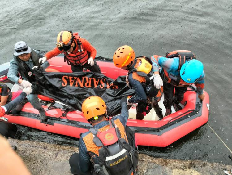 Bakamla RI Evakuasi Korban Kapal Terbalik di Muara Kalibaru, Jakarta Utara
