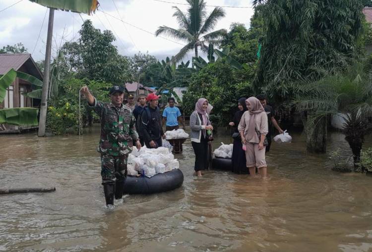 TNI Bersama Masyarakat Bantu Distribusi Sembako Untuk  Korban Banjir Kalimantan Selatan
