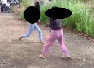 Viral Medsos, Dua Remaja Putri Duel di Persenjatai Sabit, Jadi Ontonan Remaja Lain