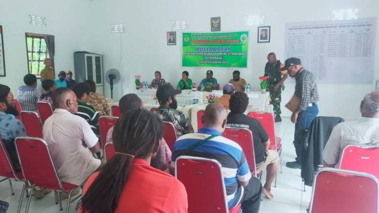 Dukung Pembangunan, Babinsa Koramil 1710-03/Kuala Kencana Hadiri Musrenbang Kampung Utikini Baru