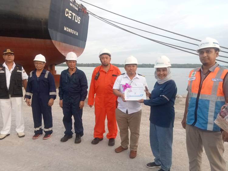 Pelindo Group Belawan Serahkan Apresiasi First Call Vessel 2024