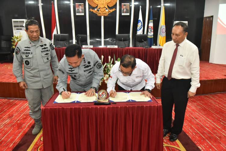Kepala Bakamla RI Tanda Tangani Kerja Sama dengan Universitas Sam Ratulangi